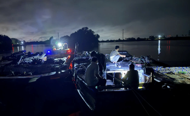 6 người nhảy s&ocirc;ng bỏ trốn khi bị bắt quả tang khai th&aacute;c c&aacute;t tr&aacute;i ph&eacute;p- Ảnh 1.