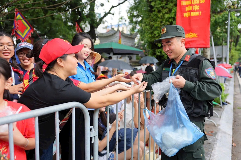 Những hình ảnh đẹp bên lề sơ duyệt diễu binh, diễu hành- Ảnh 1. Những hình ảnh đẹp bên lề sơ duyệt diễu binh, diễu hành- Ảnh 1.