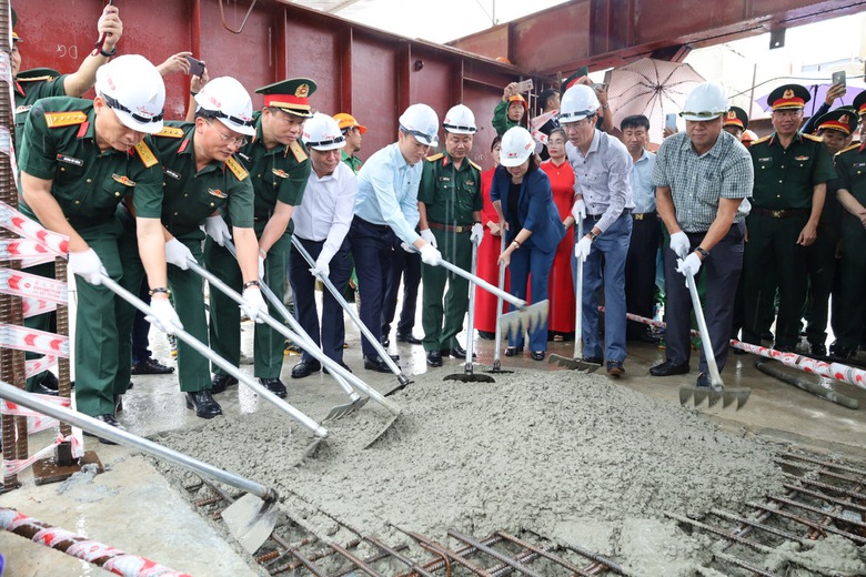 Hợp long cầu Phong Ch&acirc;u ở Ph&uacute; Thọ, nỗ lực th&ocirc;ng xe v&agrave;o đầu th&aacute;ng 10- Ảnh 4.