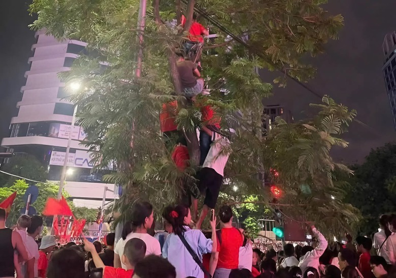 H&agrave; Nội y&ecirc;u cầu chấn chỉnh t&igrave;nh trạng mất trật tự, xả r&aacute;c bừa b&atilde;i khi xem diễu binh- Ảnh 1.