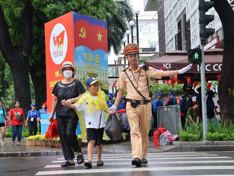 Những hình ảnh đẹp bên lề sơ duyệt diễu binh, diễu hành- Ảnh 3. Những hình ảnh đẹp bên lề sơ duyệt diễu binh, diễu hành- Ảnh 3.