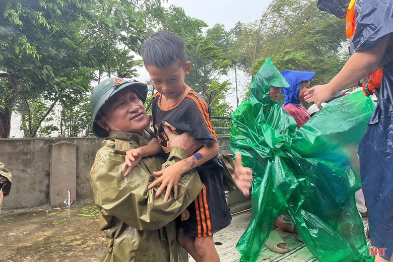 B&atilde;o số 10 uy hiếp c&aacute;c tỉnh miền Trung: Mưa lớn, nhiều nơi sạt lở nghi&ecirc;m trọng- Ảnh 6.