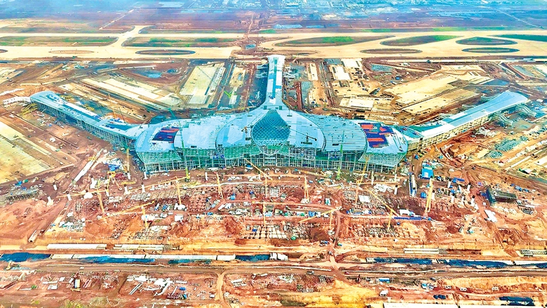 Đua nước r&uacute;t tr&ecirc;n đại c&ocirc;ng trường s&acirc;n bay Long Th&agrave;nh- Ảnh 1.