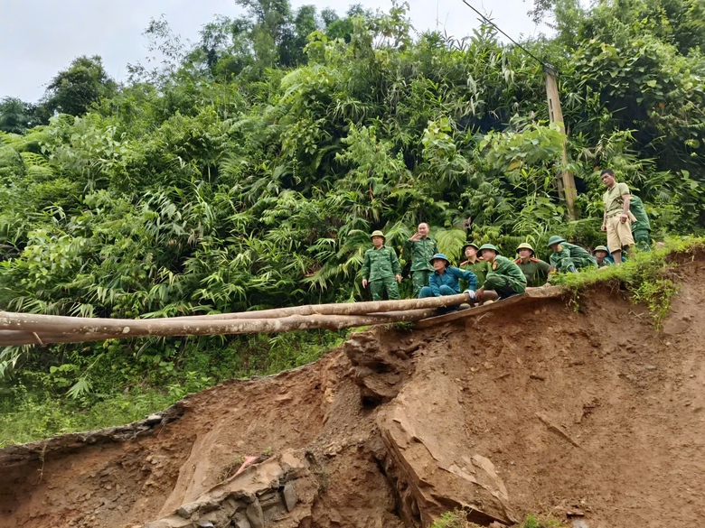 Nghệ An: L&agrave;m cầu gỗ cứu trợ 42 hộ d&acirc;n ở bản v&ugrave;ng bi&ecirc;n bị c&ocirc; lập do b&atilde;o- Ảnh 2.