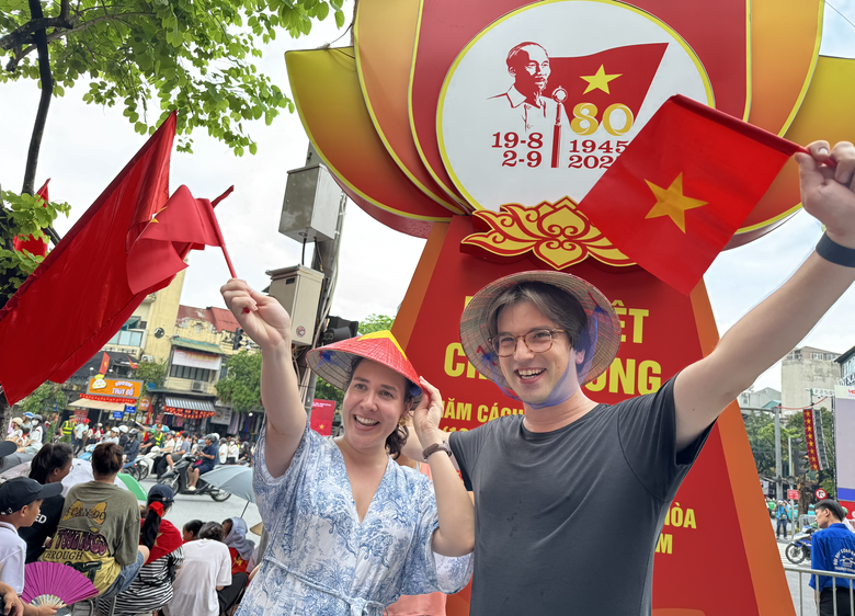 Người d&acirc;n, du kh&aacute;ch xuống đường h&aacute;o hức đ&oacute;n chờ buổi sơ duyệt diễu binh, diễu h&agrave;nh- Ảnh 1.