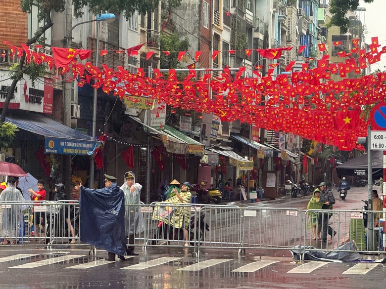 C&ocirc;ng an H&agrave; Nội khuyến c&aacute;o trước lễ sơ duyệt diễu binh, diễu h&agrave;nh mừng Quốc kh&aacute;nh- Ảnh 1.