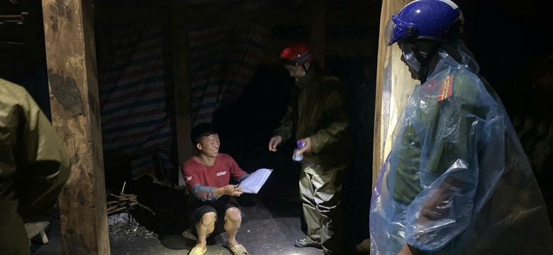 Kh&ocirc;ng quản hiểm nguy dầm mưa vượt lũ, gi&uacute;p d&acirc;n khắc phục hậu quả b&atilde;o lũ ở L&agrave;o Cai- Ảnh 5.