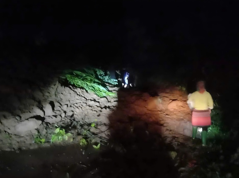 Kh&ocirc;ng quản hiểm nguy dầm mưa vượt lũ, gi&uacute;p d&acirc;n khắc phục hậu quả b&atilde;o lũ ở L&agrave;o Cai- Ảnh 1.