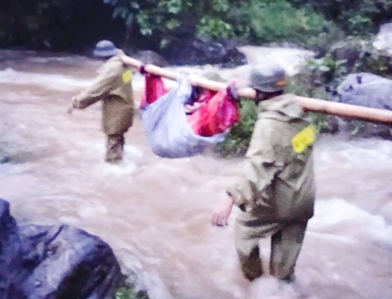 Kh&ocirc;ng quản hiểm nguy dầm mưa vượt lũ, gi&uacute;p d&acirc;n khắc phục hậu quả b&atilde;o lũ ở L&agrave;o Cai- Ảnh 3.