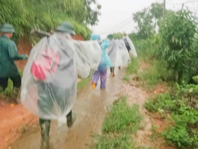 Kh&ocirc;ng quản hiểm nguy dầm mưa vượt lũ, gi&uacute;p d&acirc;n khắc phục hậu quả b&atilde;o lũ ở L&agrave;o Cai- Ảnh 2.