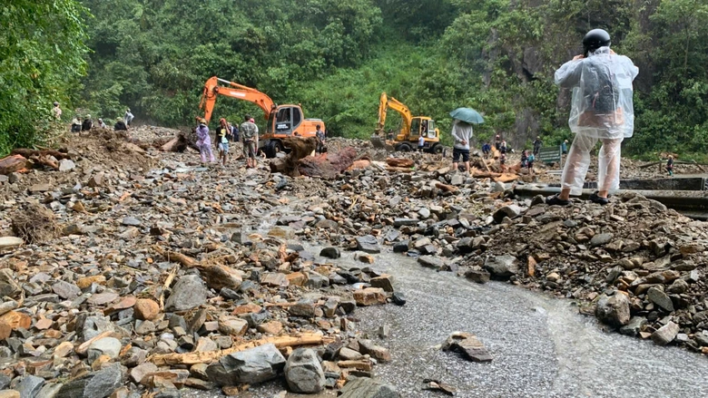 Kh&ocirc;ng quản hiểm nguy dầm mưa vượt lũ, gi&uacute;p d&acirc;n khắc phục hậu quả b&atilde;o lũ ở L&agrave;o Cai- Ảnh 8.