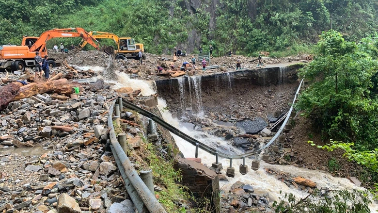Kh&ocirc;ng quản hiểm nguy dầm mưa vượt lũ, gi&uacute;p d&acirc;n khắc phục hậu quả b&atilde;o lũ ở L&agrave;o Cai- Ảnh 10.