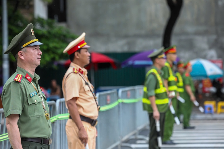 H&agrave; Nội: Xử phạt b&atilde;i tr&ocirc;ng xe tự ph&aacute;t gần Quảng trường Ba Đ&igrave;nh trước giờ sơ duyệt A80- Ảnh 3.