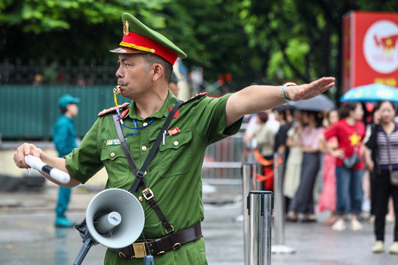 H&agrave; Nội: Xử phạt b&atilde;i tr&ocirc;ng xe tự ph&aacute;t gần Quảng trường Ba Đ&igrave;nh trước giờ sơ duyệt A80- Ảnh 4.