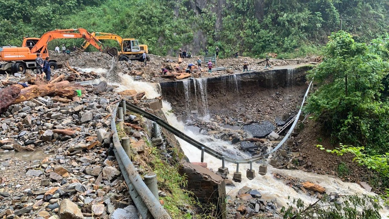 L&agrave;o Cai: Mưa lớn g&acirc;y sạt lở h&agrave;ng loạt, nhiều tuyến quốc lộ &aacute;ch tắc- Ảnh 1.
