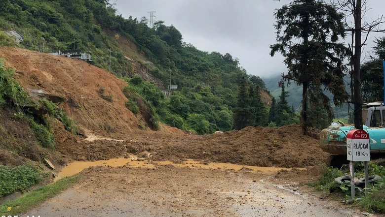 L&agrave;o Cai: Mưa lớn g&acirc;y sạt lở h&agrave;ng loạt, nhiều tuyến quốc lộ &aacute;ch tắc- Ảnh 3.