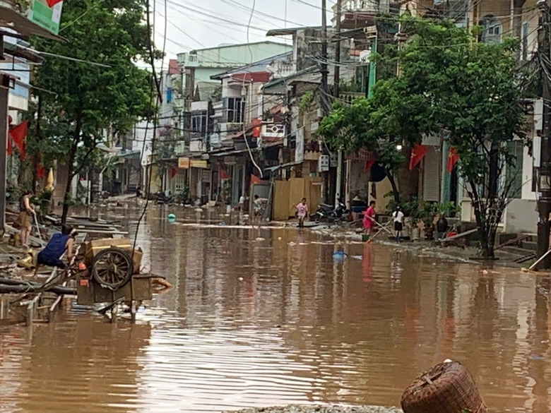 L&agrave;o Cai: Mưa lớn g&acirc;y sạt lở h&agrave;ng loạt, nhiều tuyến quốc lộ &aacute;ch tắc- Ảnh 8.