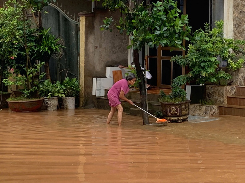 L&agrave;o Cai: Mưa lớn g&acirc;y sạt lở h&agrave;ng loạt, nhiều tuyến quốc lộ &aacute;ch tắc- Ảnh 9.