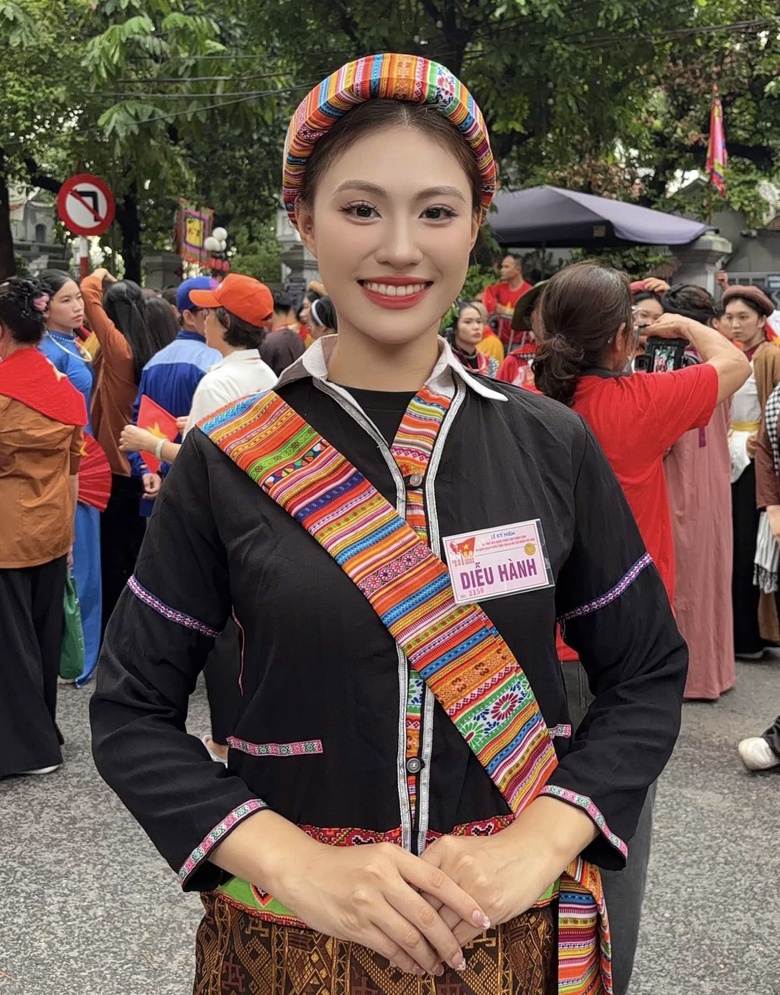 Hoa hậu người T&agrave;y h&oacute;a th&acirc;n c&ocirc; g&aacute;i V&acirc;n Kiều dẫn đầu khối 54 d&acirc;n tộc tại sơ duyệt diễu h&agrave;nh- Ảnh 2.