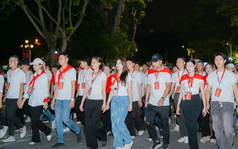 Hoa hậu người T&agrave;y h&oacute;a th&acirc;n c&ocirc; g&aacute;i V&acirc;n Kiều dẫn đầu khối 54 d&acirc;n tộc tại sơ duyệt diễu h&agrave;nh- Ảnh 1.