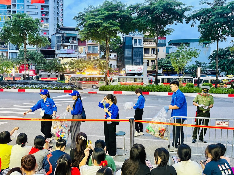 Những hình ảnh đẹp bên lề sơ duyệt diễu binh, diễu hành- Ảnh 9. Những hình ảnh đẹp bên lề sơ duyệt diễu binh, diễu hành- Ảnh 9.