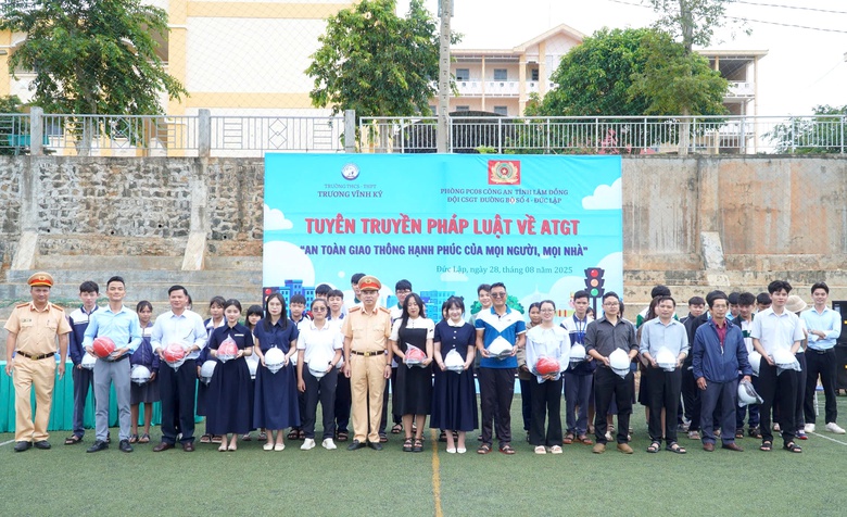 L&acirc;m Đồng: Tuy&ecirc;n truyền ph&aacute;p luật ATGT cho lứa tuổi học sinh- Ảnh 1.