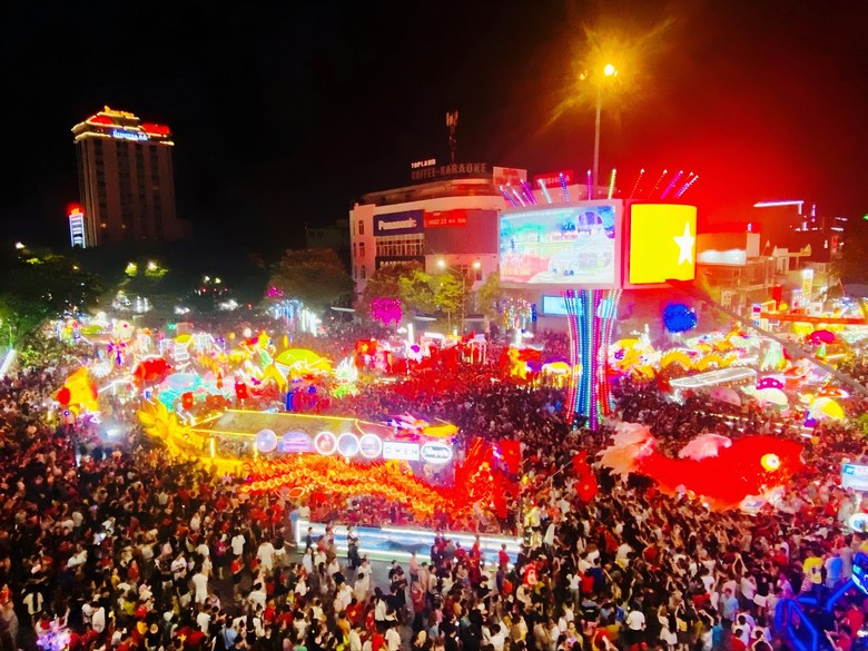 Lung linh sắc m&agrave;u c&aacute;c m&ocirc; h&igrave;nh đ&egrave;n trung thu ở Tuy&ecirc;n Quang- Ảnh 10.