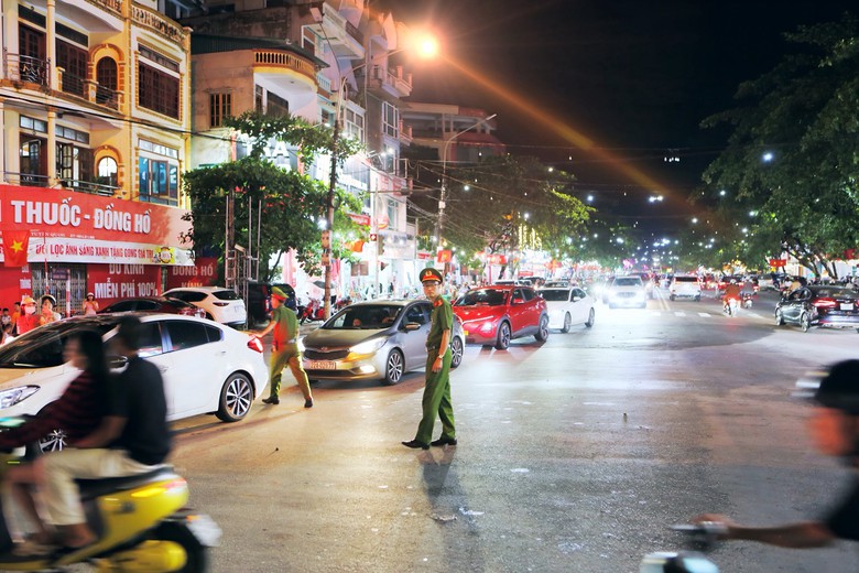 Lung linh sắc m&agrave;u c&aacute;c m&ocirc; h&igrave;nh đ&egrave;n trung thu ở Tuy&ecirc;n Quang- Ảnh 11.