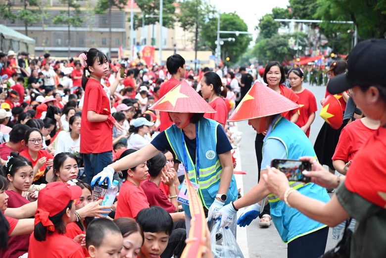 C&ocirc;ng đo&agrave;n X&acirc;y dựng ph&aacute;t động phong tr&agrave;o &ldquo;Xanh - sạch - đẹp - an to&agrave;n&rdquo;- Ảnh 1.