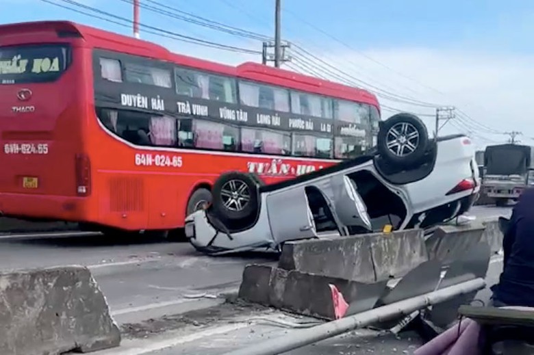 Hiện trường vụ xe ô tô tông vào dải phân cách rồi lật ngửa. Hiện trường vụ xe ô tô tông vào dải phân cách rồi lật ngửa.