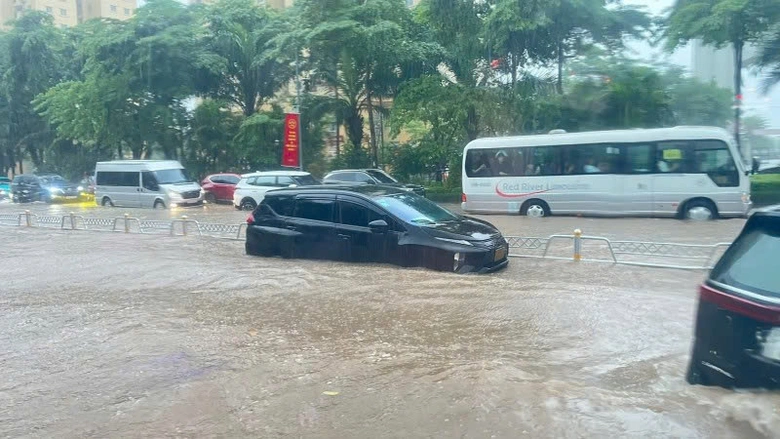 H&agrave; Nội ph&acirc;n luồng từ xa tr&ecirc;n đường V&otilde; Ch&iacute; C&ocirc;ng do ngập s&acirc;u- Ảnh 1.