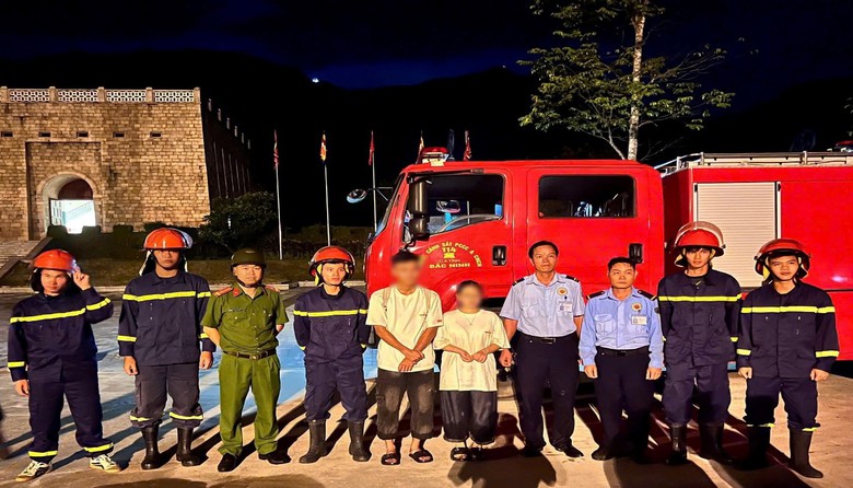 C&ocirc;ng an Bắc Ninh giải cứu 2 du kh&aacute;ch bị lạc tr&ecirc;n n&uacute;i T&acirc;y Y&ecirc;n Tử- Ảnh 1.