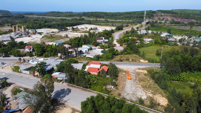 Quảng Ng&atilde;i: Cưỡng chế thu hồi đất để thi c&ocirc;ng đoạn đường dở dang hơn 10 năm- Ảnh 2.