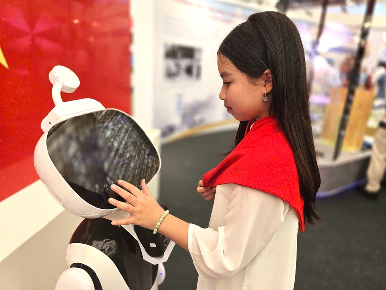 Triển lãm thành tựu 80 năm ngành Xây dựng thu hút giới trẻ tham quan- Ảnh 12. Triển lãm thành tựu 80 năm ngành Xây dựng thu hút giới trẻ tham quan- Ảnh 12.