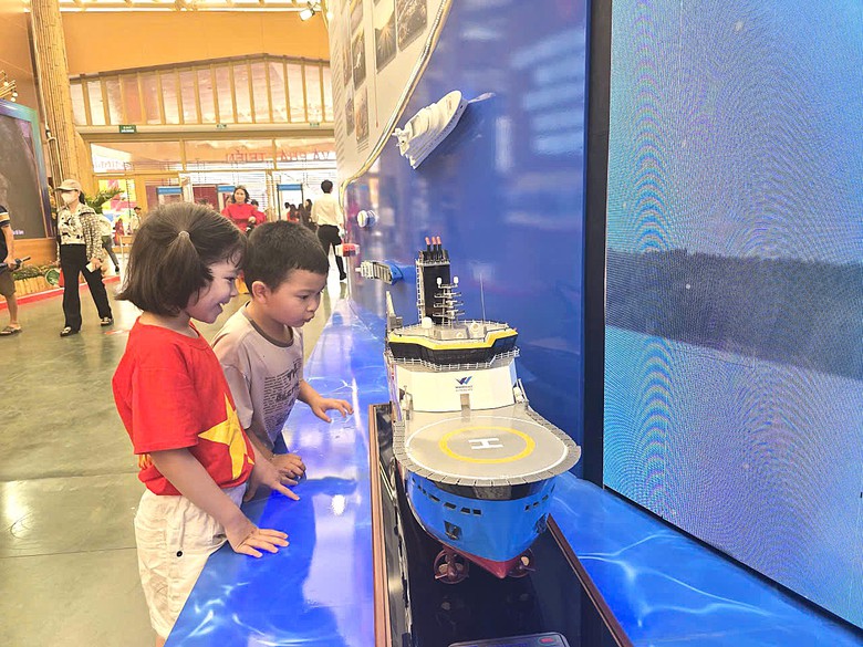 Triển lãm thành tựu 80 năm ngành Xây dựng thu hút giới trẻ tham quan- Ảnh 11. Triển lãm thành tựu 80 năm ngành Xây dựng thu hút giới trẻ tham quan- Ảnh 11.