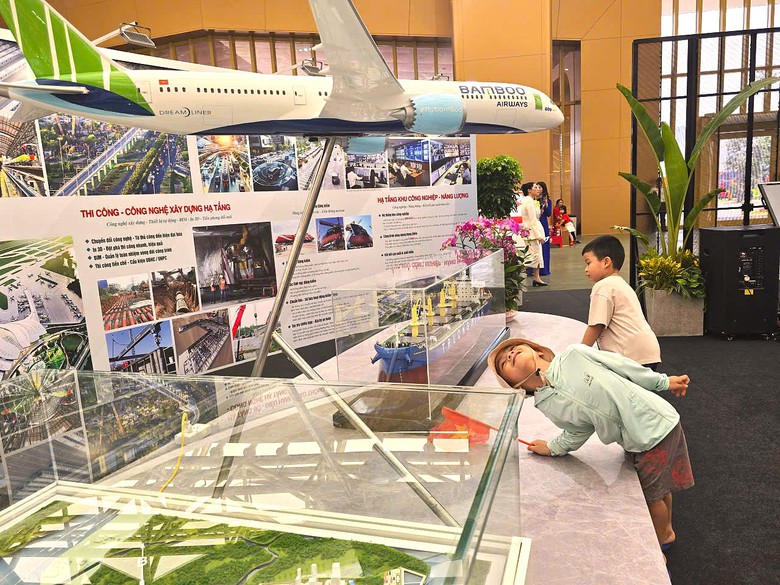 Triển lãm thành tựu 80 năm ngành Xây dựng thu hút giới trẻ tham quan- Ảnh 14. Triển lãm thành tựu 80 năm ngành Xây dựng thu hút giới trẻ tham quan- Ảnh 14.