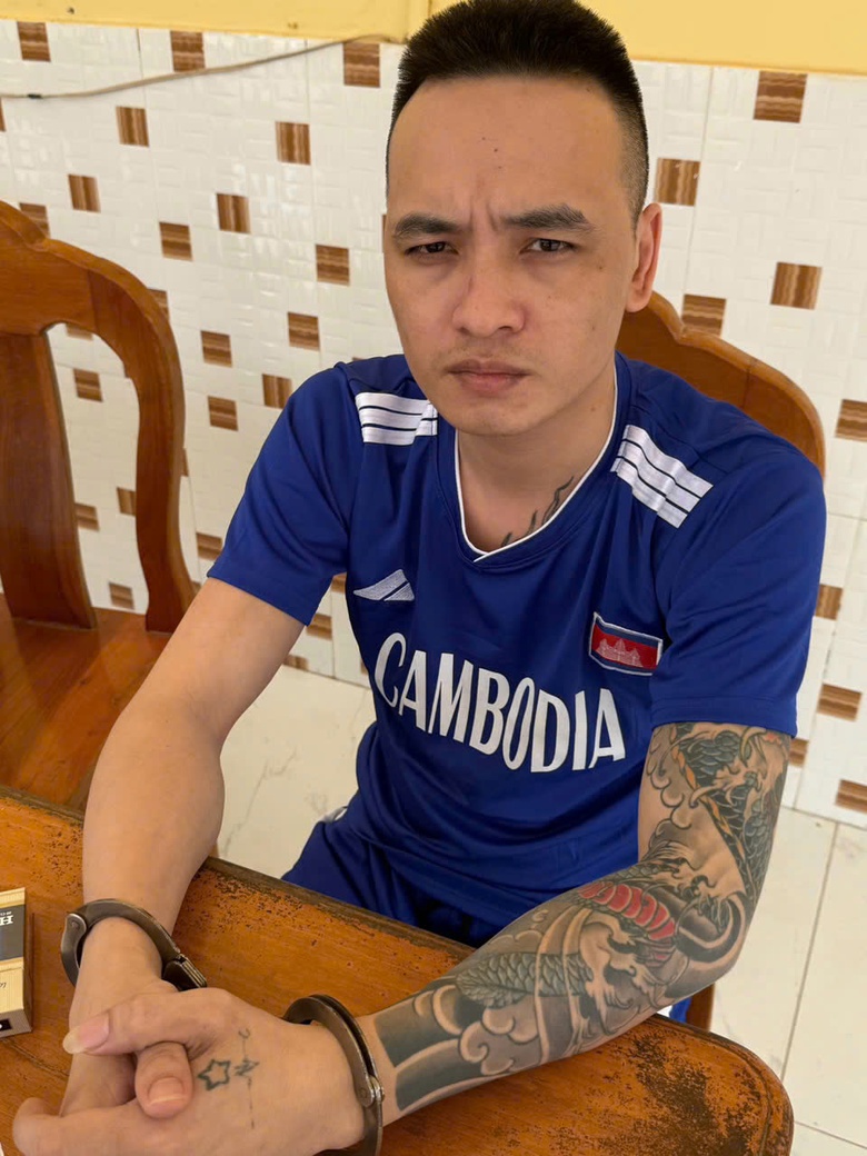 Bắt &ldquo;&ocirc;ng tr&ugrave;m&rdquo; đường d&acirc;y lừa đảo chiếm đoạt h&agrave;ng trăm tỷ đồng đang lẩn trốn ở Campuchia- Ảnh 2.