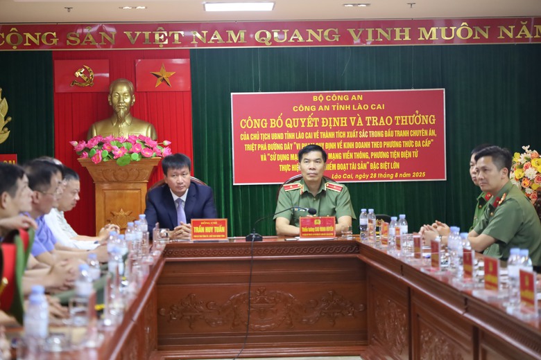 L&agrave;o Cai: Khen thưởng tập thể c&ocirc;ng an triệt ph&aacute; đường d&acirc;y lừa tiền ảo tr&ecirc;n 400 tỷ đồng- Ảnh 6.