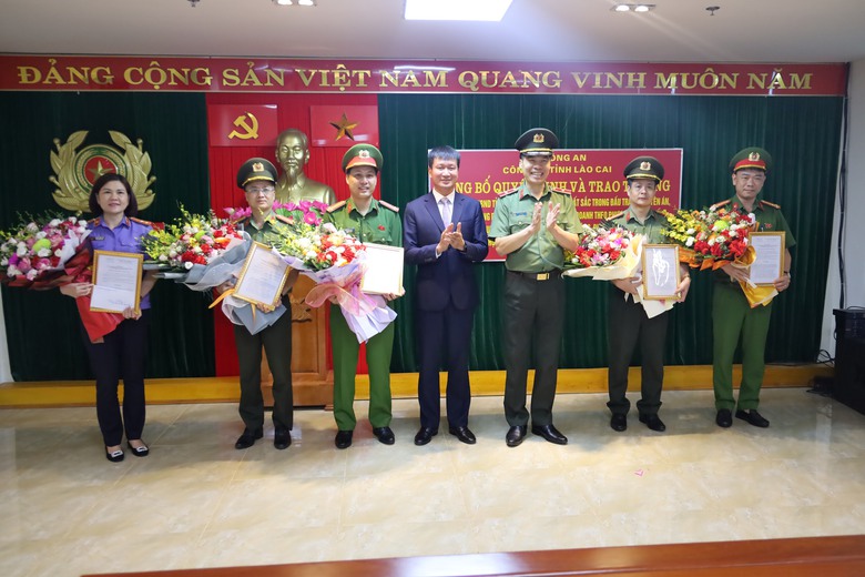 L&agrave;o Cai: Khen thưởng tập thể c&ocirc;ng an triệt ph&aacute; đường d&acirc;y lừa tiền ảo tr&ecirc;n 400 tỷ đồng- Ảnh 7.