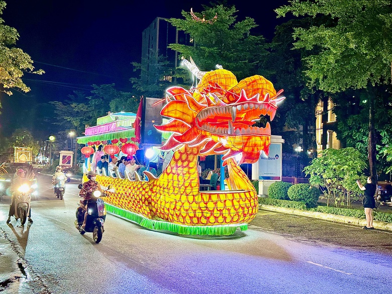 Lung linh sắc m&agrave;u c&aacute;c m&ocirc; h&igrave;nh đ&egrave;n trung thu ở Tuy&ecirc;n Quang- Ảnh 1.