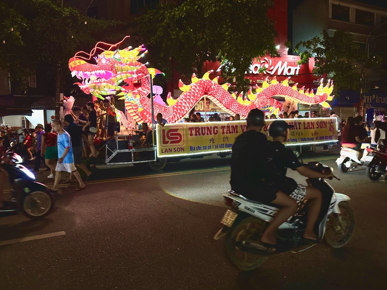 Lung linh sắc m&agrave;u c&aacute;c m&ocirc; h&igrave;nh đ&egrave;n trung thu ở Tuy&ecirc;n Quang- Ảnh 6.