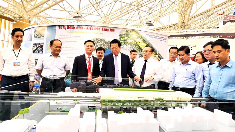 Triển lãm thành tựu 80 năm ngành Xây dựng thu hút giới trẻ tham quan- Ảnh 2. Triển lãm thành tựu 80 năm ngành Xây dựng thu hút giới trẻ tham quan- Ảnh 2.