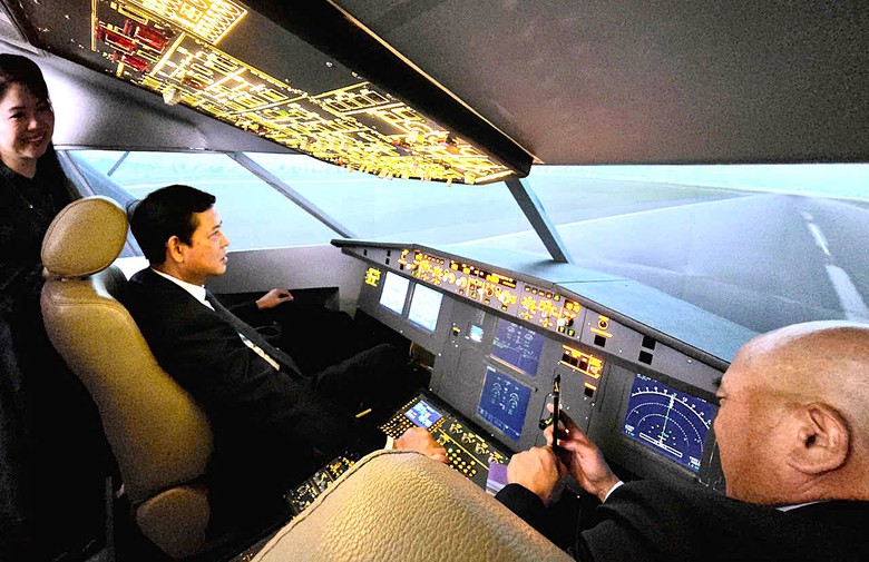 Triển lãm thành tựu 80 năm ngành Xây dựng thu hút giới trẻ tham quan- Ảnh 3. Triển lãm thành tựu 80 năm ngành Xây dựng thu hút giới trẻ tham quan- Ảnh 3.