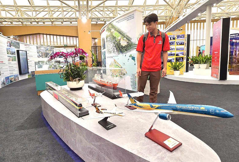 Triển lãm thành tựu 80 năm ngành Xây dựng thu hút giới trẻ tham quan- Ảnh 4. Triển lãm thành tựu 80 năm ngành Xây dựng thu hút giới trẻ tham quan- Ảnh 4.