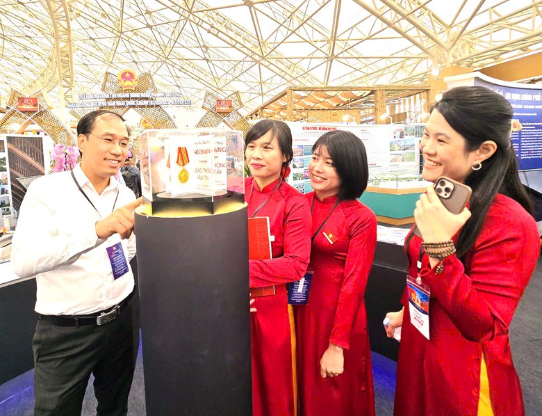 Triển lãm thành tựu 80 năm ngành Xây dựng thu hút giới trẻ tham quan- Ảnh 7. Triển lãm thành tựu 80 năm ngành Xây dựng thu hút giới trẻ tham quan- Ảnh 7.