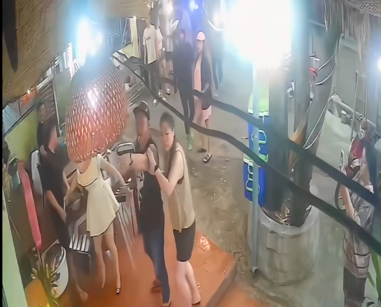 TP.HCM: Nh&oacute;m &lsquo;c&ocirc;n đồ&rsquo; x&ocirc;ng v&agrave;o qu&aacute;n ăn đe dọa, đập ph&aacute; đồ đạc- Ảnh 1.