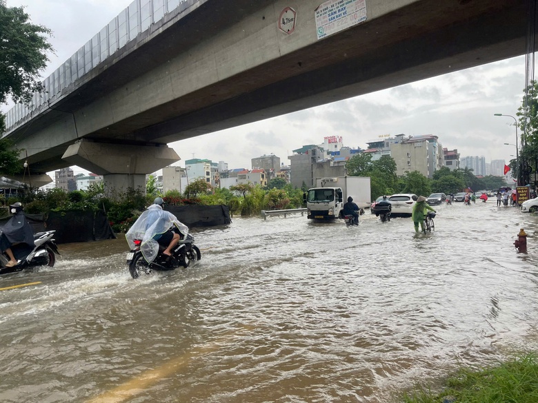 Chuy&ecirc;n gia l&yacute; giải v&igrave; sao một số đ&ocirc; thị ngập &ldquo;b&igrave; b&otilde;m&rdquo; sau mưa lớn?- Ảnh 1.