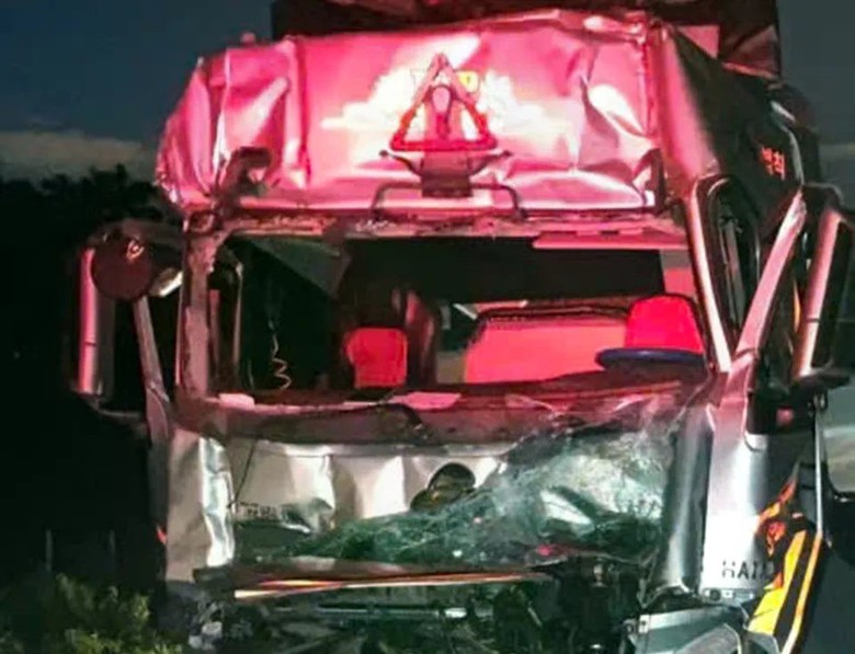 Tai nạn tr&ecirc;n cao tốc Phan Thiết - Dầu Gi&acirc;y, xe đầu k&eacute;o biến dạng, t&agrave;i xế tử vong- Ảnh 1.