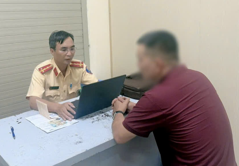 Đồng Nai: Tài xế buồn ngủ, ô tô mất lái húc gãy 8m dải phân cách- Ảnh 1. Đồng Nai: Tài xế buồn ngủ, ô tô mất lái húc gãy 8m dải phân cách- Ảnh 1.