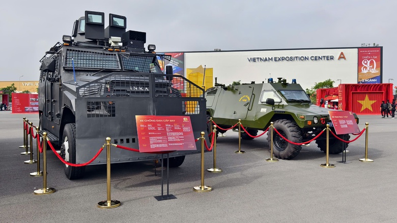 Cận cảnh robot "trinh s&aacute;t" d&ograve; m&igrave;n, s&uacute;ng kh&eacute;p g&oacute;c, kh&iacute; t&agrave;i đặc biệt của lực lượng c&ocirc;ng an- Ảnh 2.